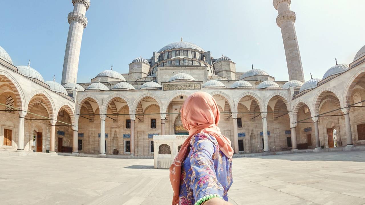 Wisata Masjid dan Makam, Bolehkah?
